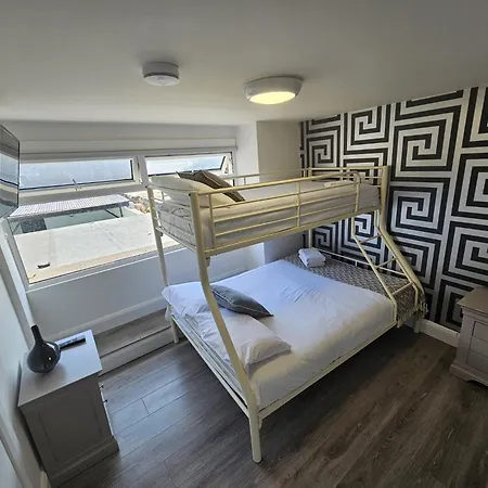 Stylish Centre Hideaway & Private Hot Tub Apartment Galway