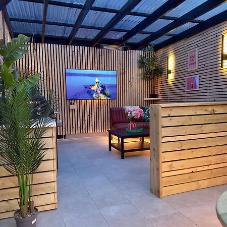 Apartment Stylish Centre Hideaway & Private Hot Tub