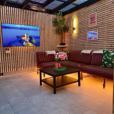 Stylish Centre Hideaway & Private Hot Tub * Galway
