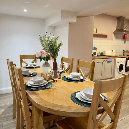 Apartment Stylish Centre Hideaway & Private Hot Tub