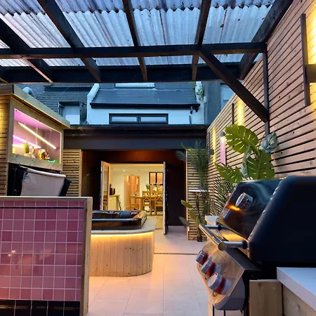 Stylish Centre Hideaway & Private Hot Tub Apartment Galway