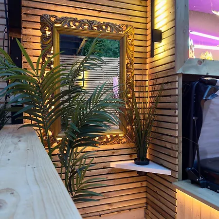 Stylish Centre Hideaway & Private Hot Tub