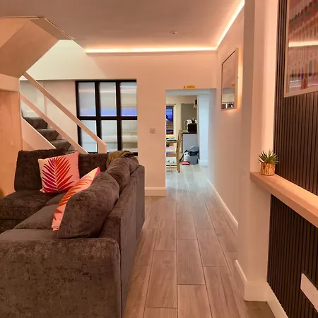 Stylish Centre Hideaway & Private Hot Tub Apartman