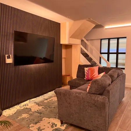 Apartman Stylish Centre Hideaway & Private Hot Tub *