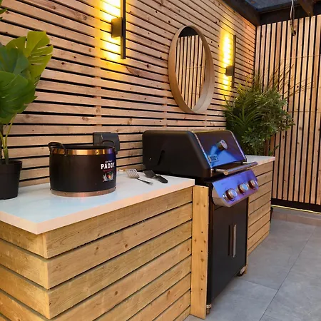 Stylish Centre Hideaway & Private Hot Tub Apartman Galway