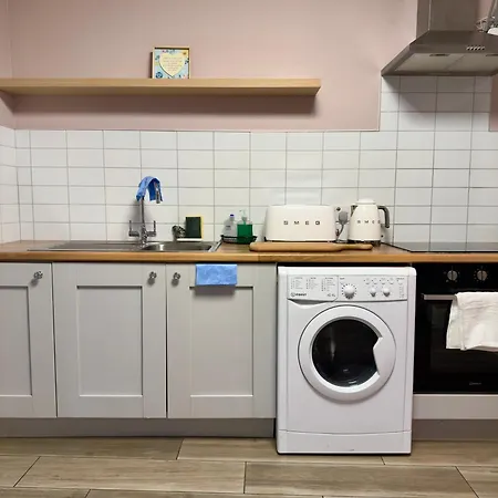 Apartman Stylish Centre Hideaway & Private Hot Tub *